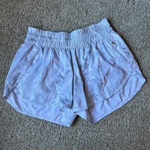 lululemon // tracker low-rise 4” shorts
